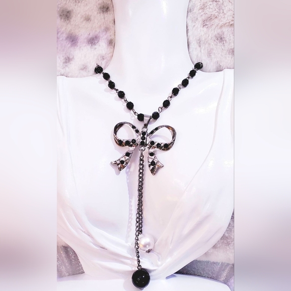Silver plated black-and-white beaded crystal bow necklace - Picture 15 of 16
